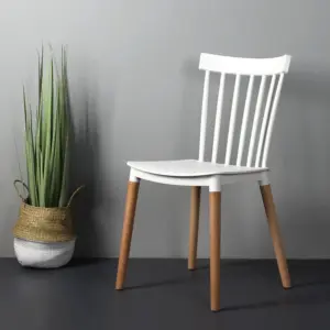 كرسي اكريليك - أبيض